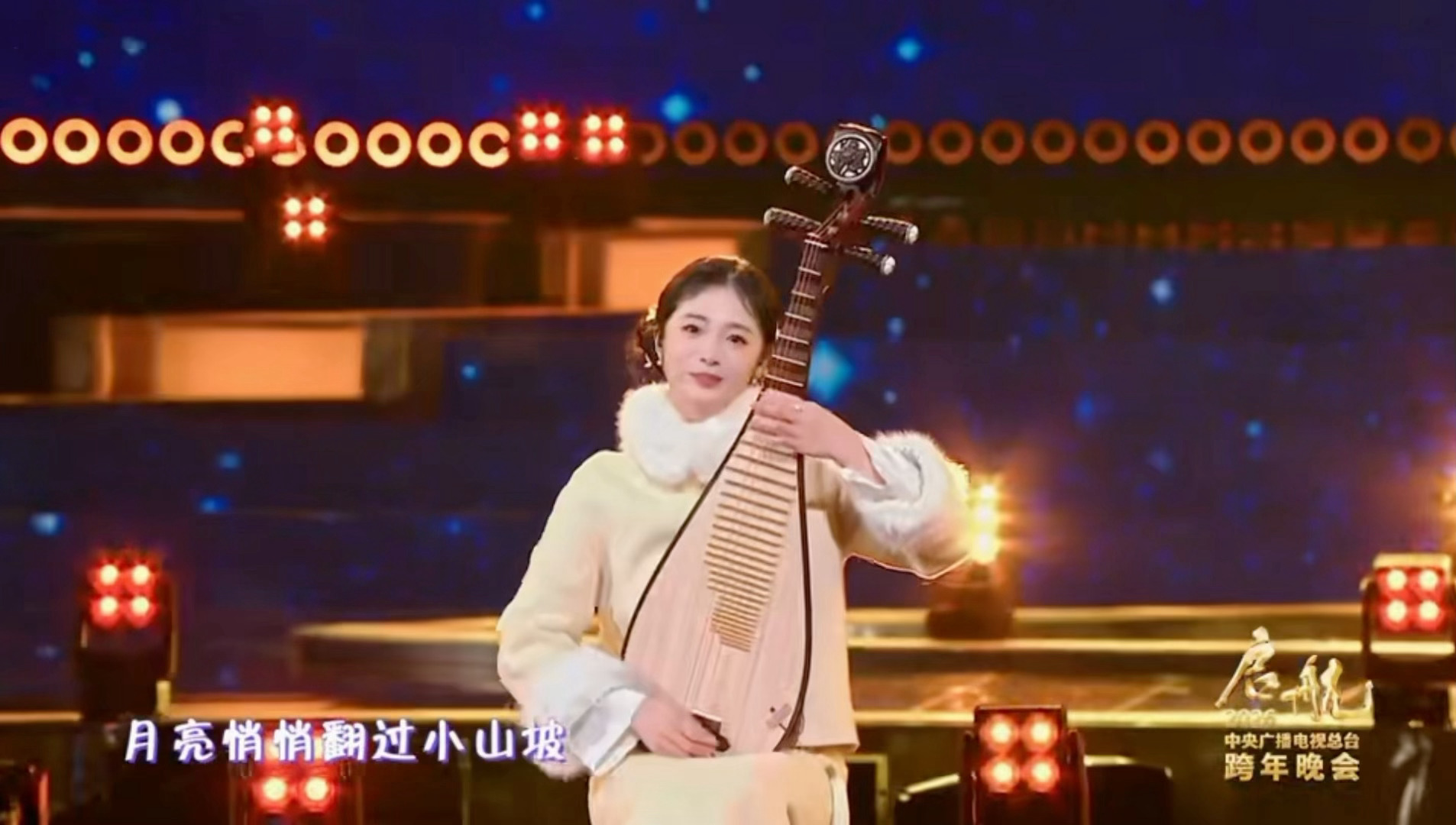 周洁琼央视跨年甜甜小福宝 周洁琼央视跨年完全就是甜甜小福宝！！这么可爱的低丸子头