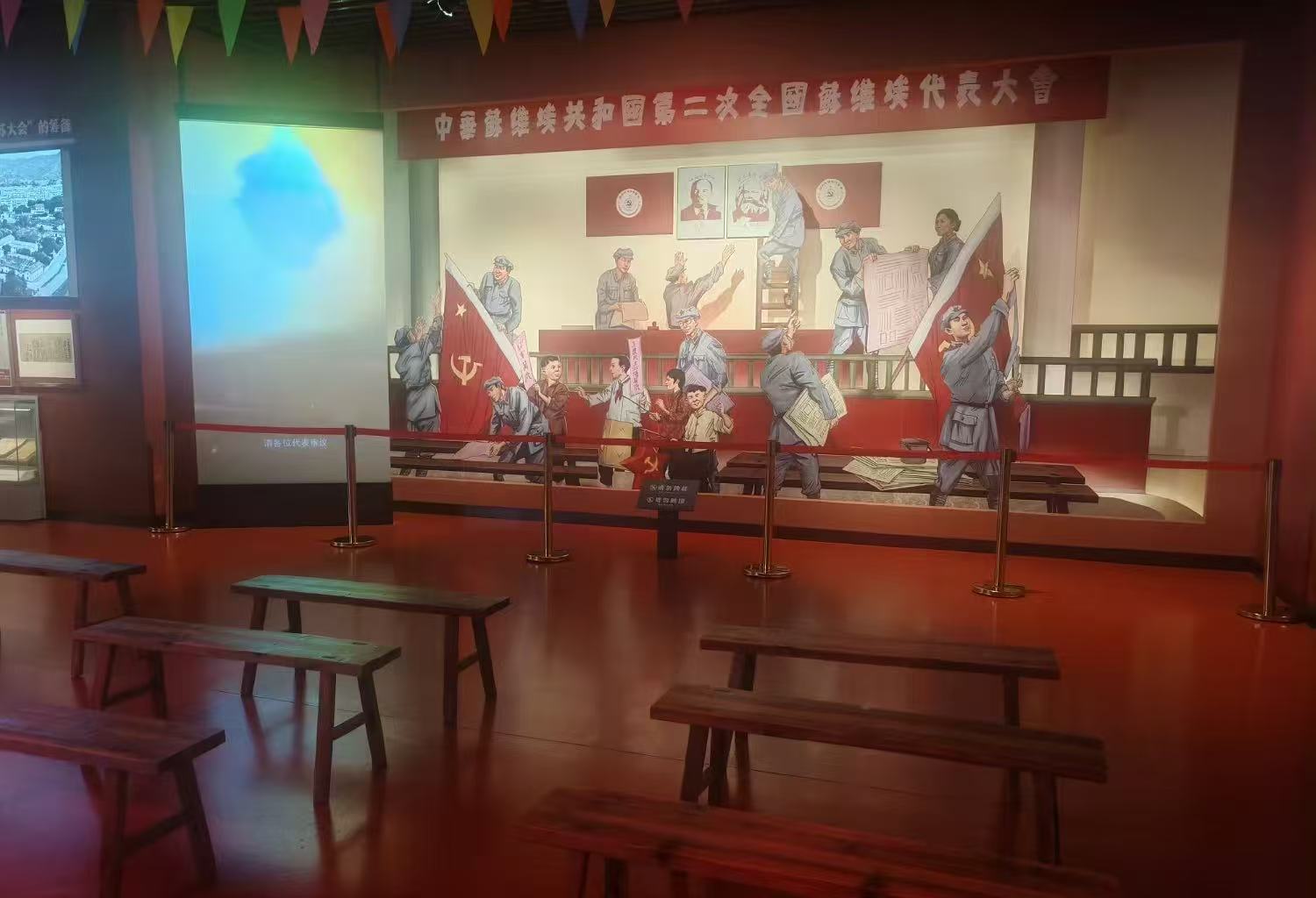 新阶层走好新时代长征路漫步兴国革命纪念馆，老旧马灯、筹粮账簿镌刻着苏区军民鱼水情