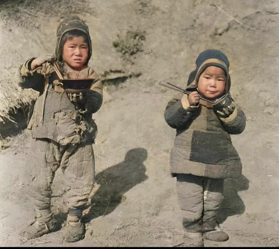 分享一张难得的老照片这是一张老照片翻新，绝对不是P的，但是让人不解的是当时很穷，