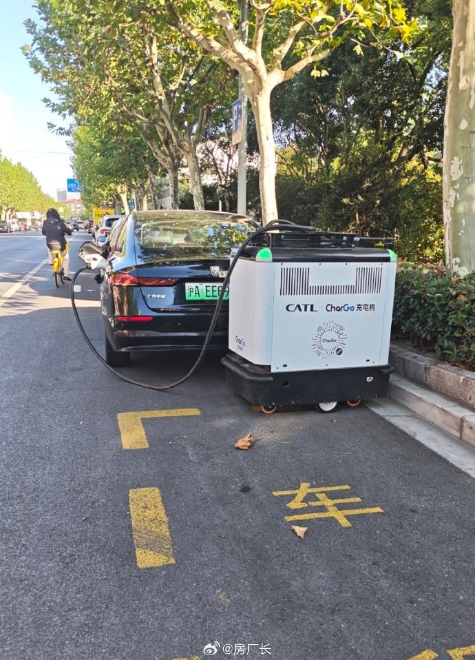 以前在路上抛锚了，叫人家来送油，现在直接一键呼叫无人充电狗
