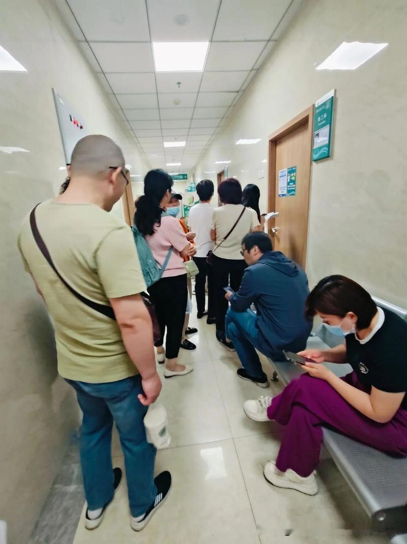 年龄越大越不爱来医院了。

早上，六点起床，火速收拾一下，和先生就往医院赶，每次