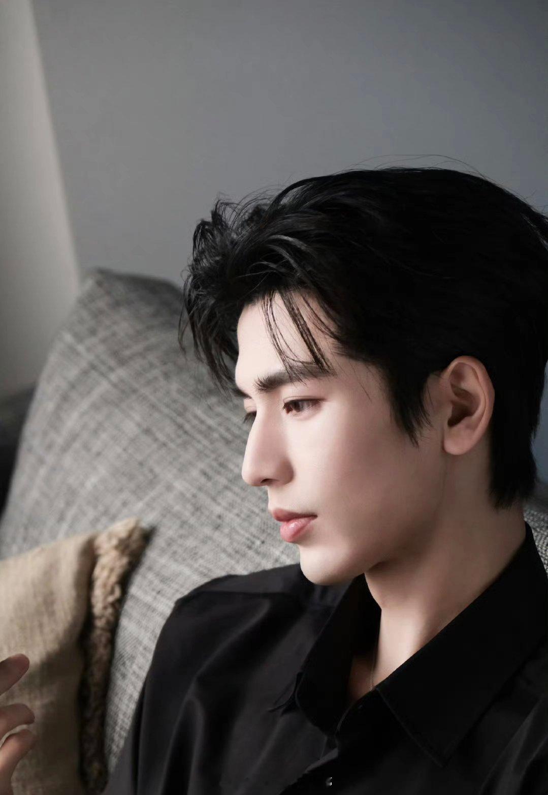 张凌赫兰蔻短片花絮照，真帅气