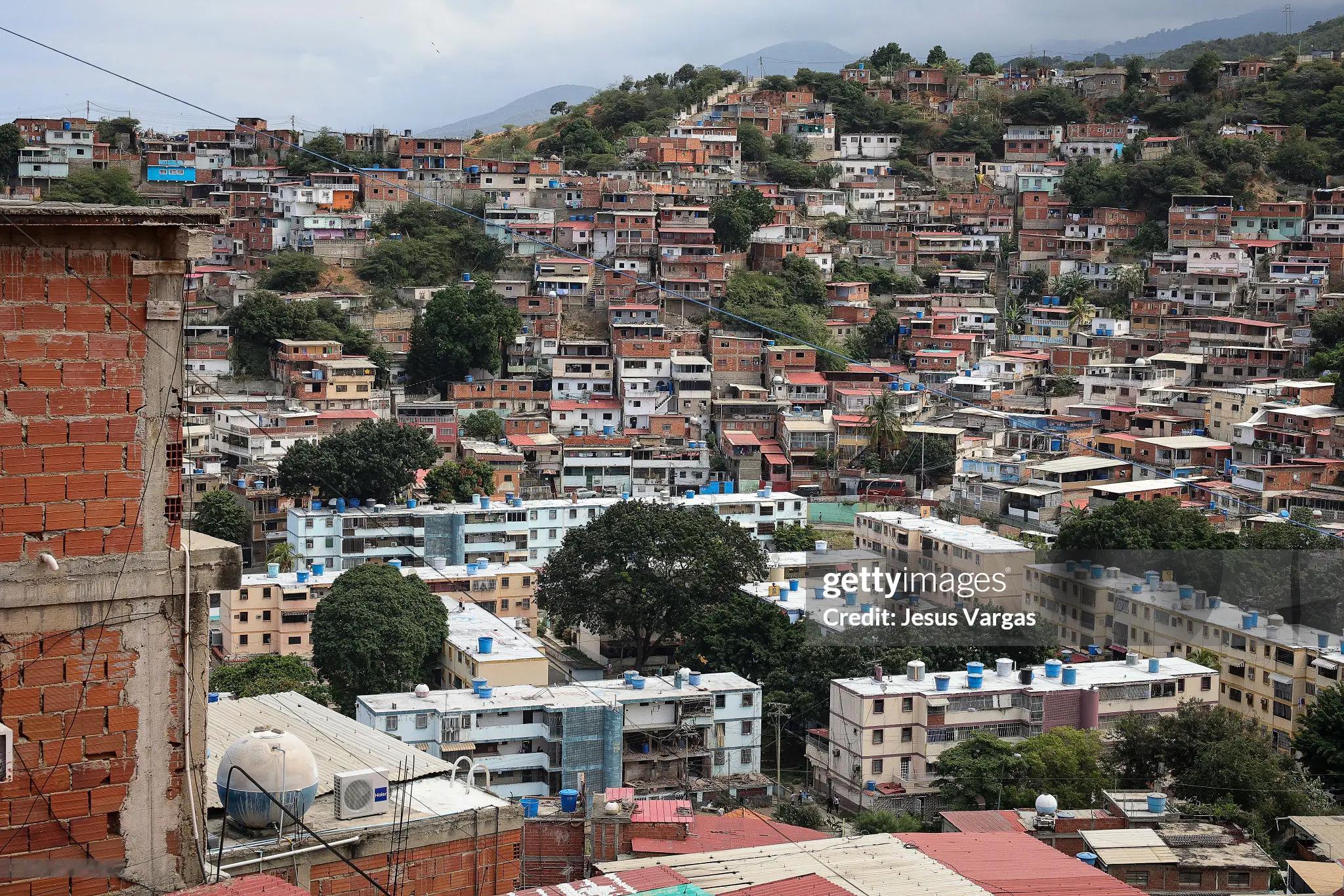 距委内瑞拉首都加拉加斯约30公里的拉瓜伊拉的一栋公寓楼在美军抓捕委内瑞拉总统的军