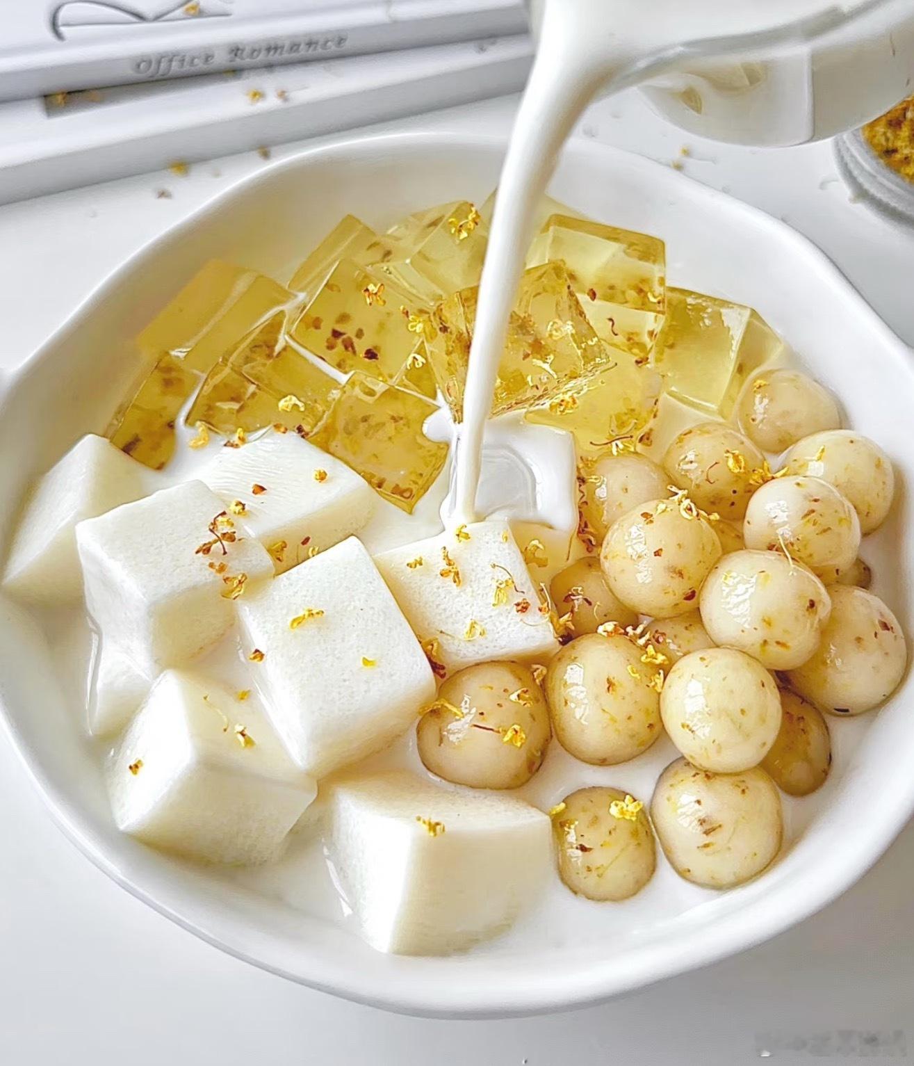 茉莉金桂椰子饮入秋的第一杯温柔，请留给茉莉金桂椰子饮～手捧温热或冰爽，让桂花与椰
