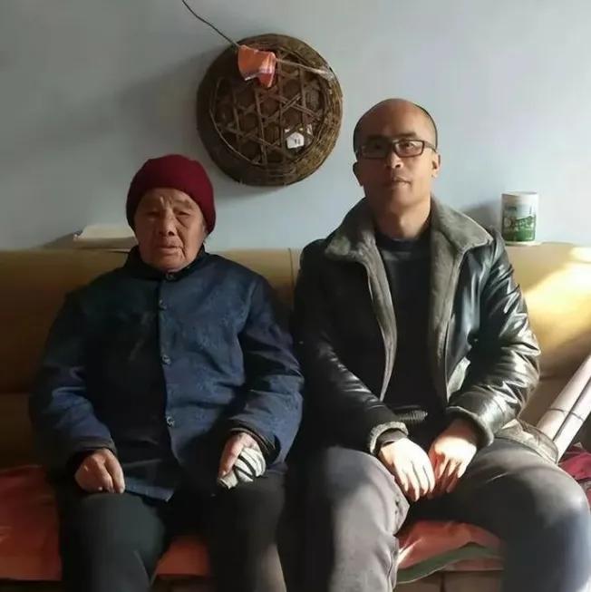 1995年，山东高三男孩因家里穷，每天要走30公里。这时，一位女子突然说：“以后