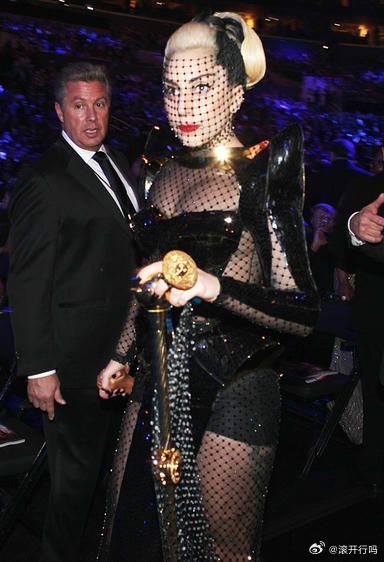 穿普拉达的女王2新预告 画面中出现Lady Gaga。 造型来自2012年格莱美