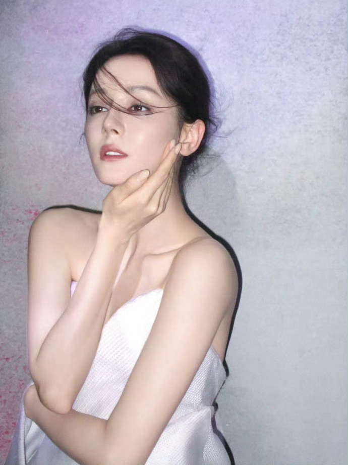 迪丽热巴白裙现身，好伟大的一张脸[泪]，好美啊，每次看她照片都要感叹一下 ​​​