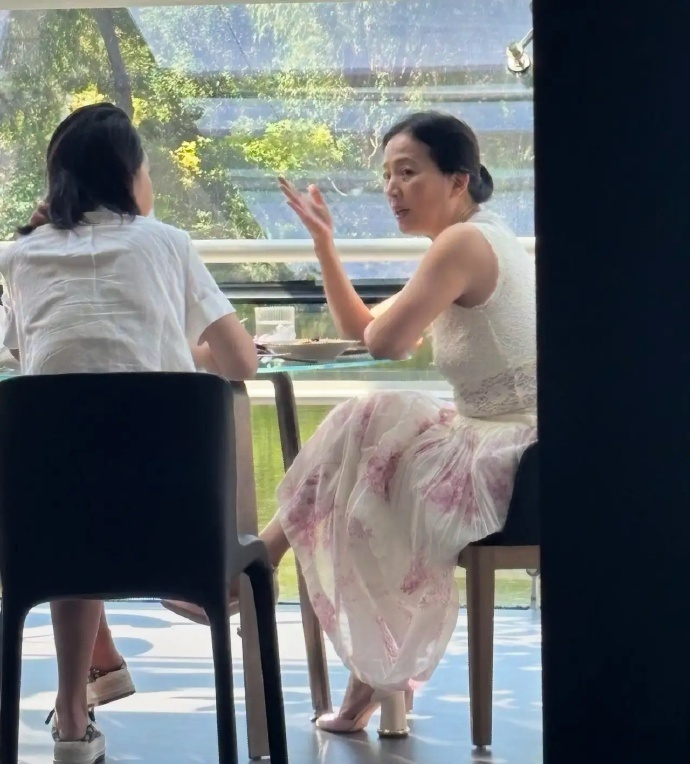 刘亦菲67岁妈妈被偶遇 姿态挺拔优雅，网友赞母女气质如出一辙 ​​​