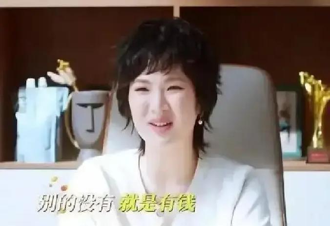 姚安娜在《猎冰》片场，随手把爱马仕Kelly包当成了道具盒。
 
别再以为有钱人