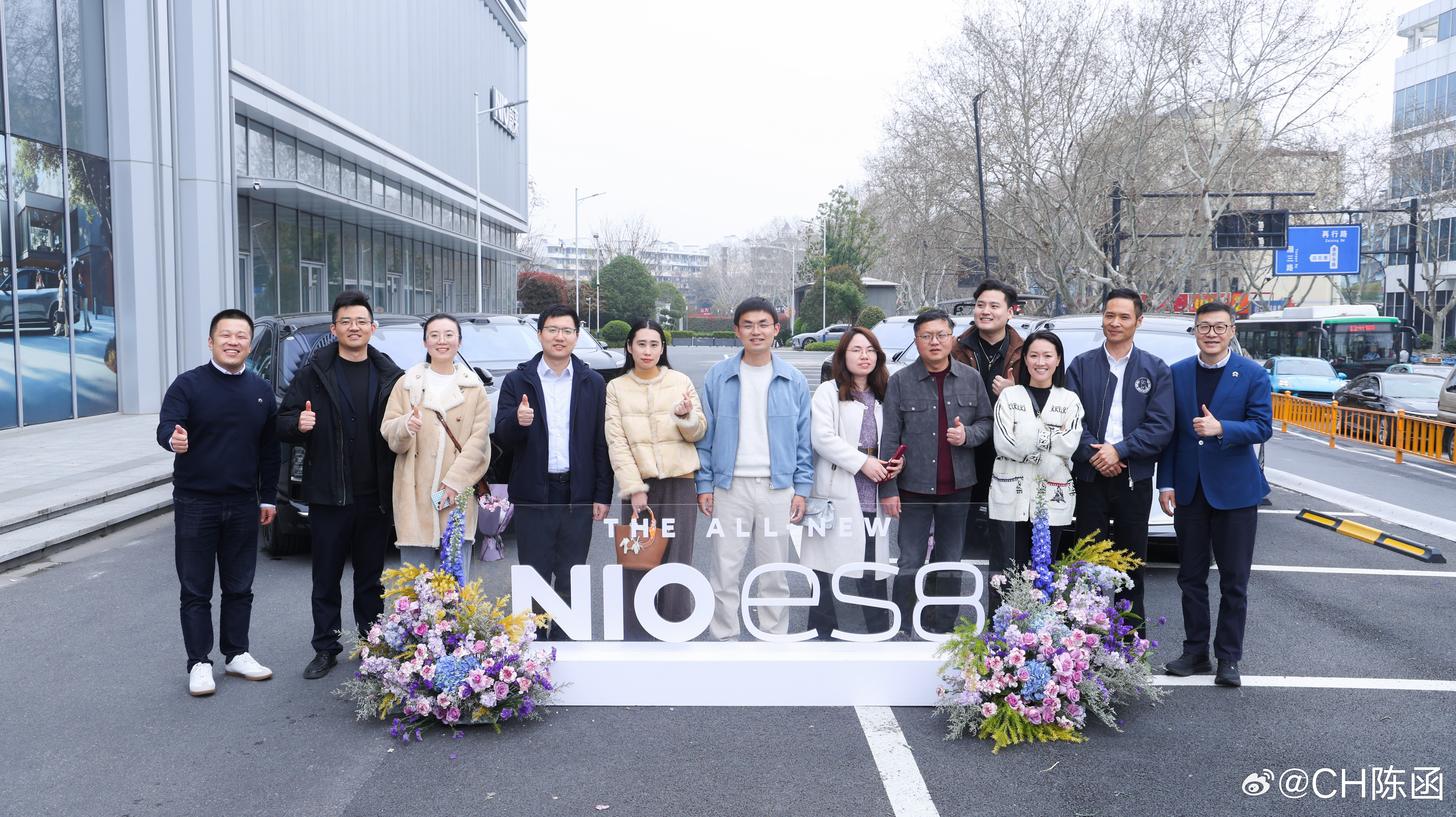 这么快！蔚来全新ES8今天交付第8万台了！这才是它交付的第181 天，「大型 S