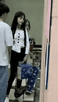 打人不打脸，两人闹别扭，男人要理智宽容，为什么要打女孩子的脸！这个男人不能要，也