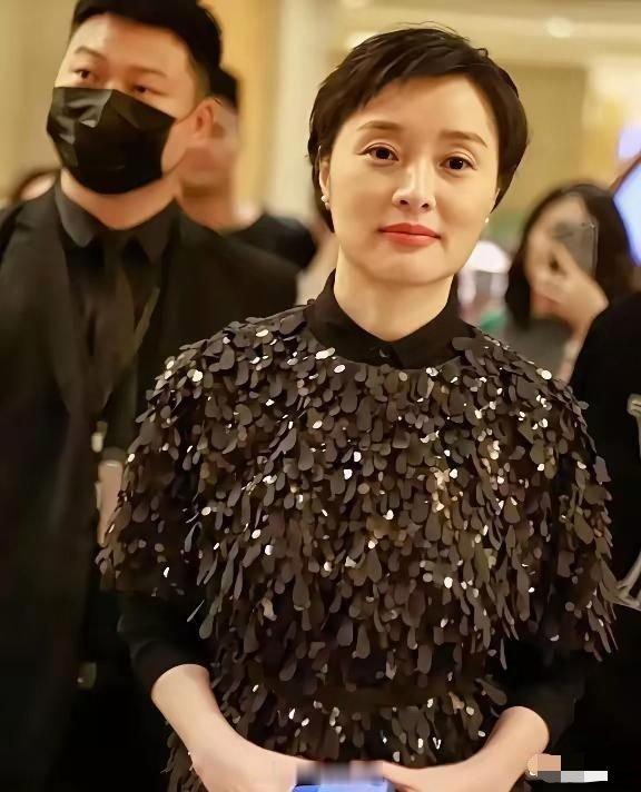 有人问53岁不婚不育的吴越，老了谁养你？她一句话怼回去：结婚没啥可骄傲，不结婚也