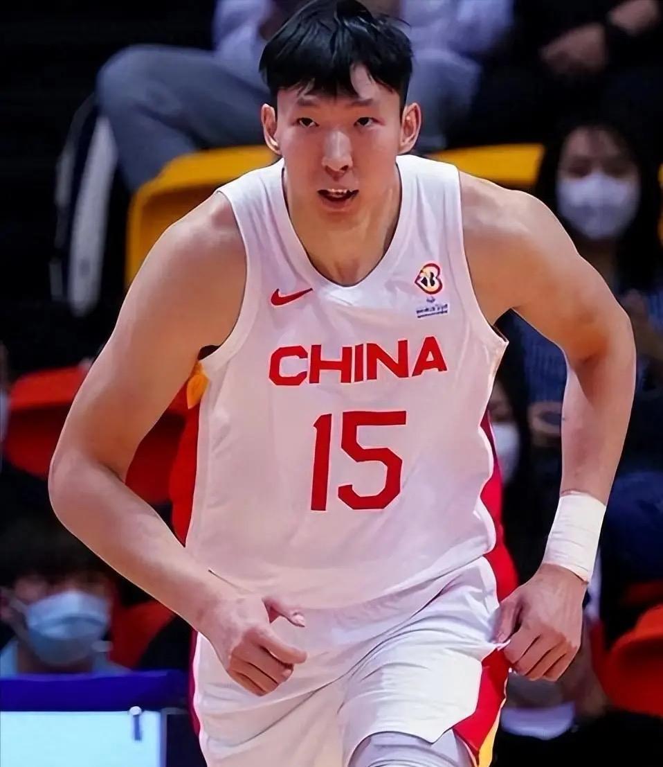 周琦未能进入中国男篮征战亚运会公示大名单引发热议。

8月24日，中国男篮征战亚