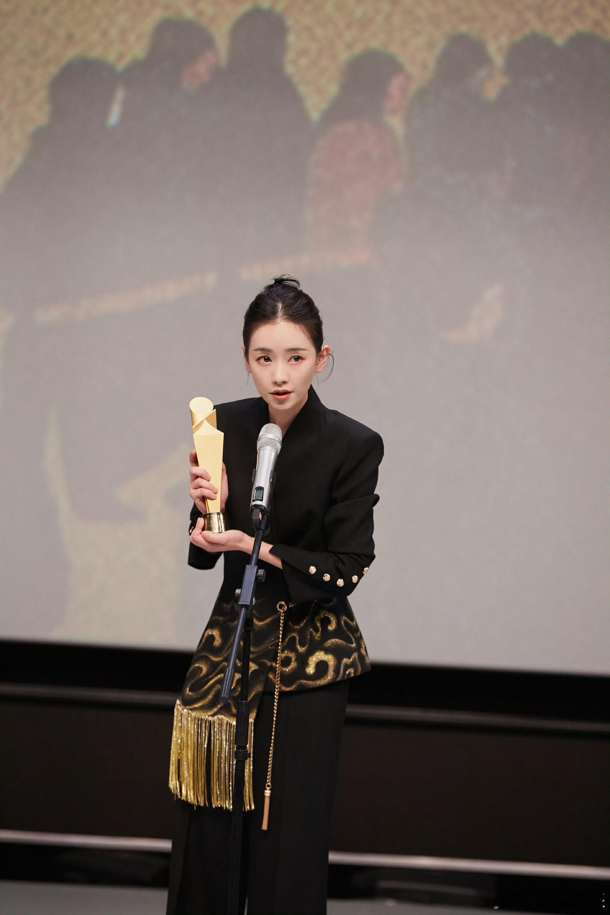 五年前缺席的平遥影后荣誉，如今被贾樟柯暖心补颁，刘雅瑟领奖时的真情流露太戳人！贾