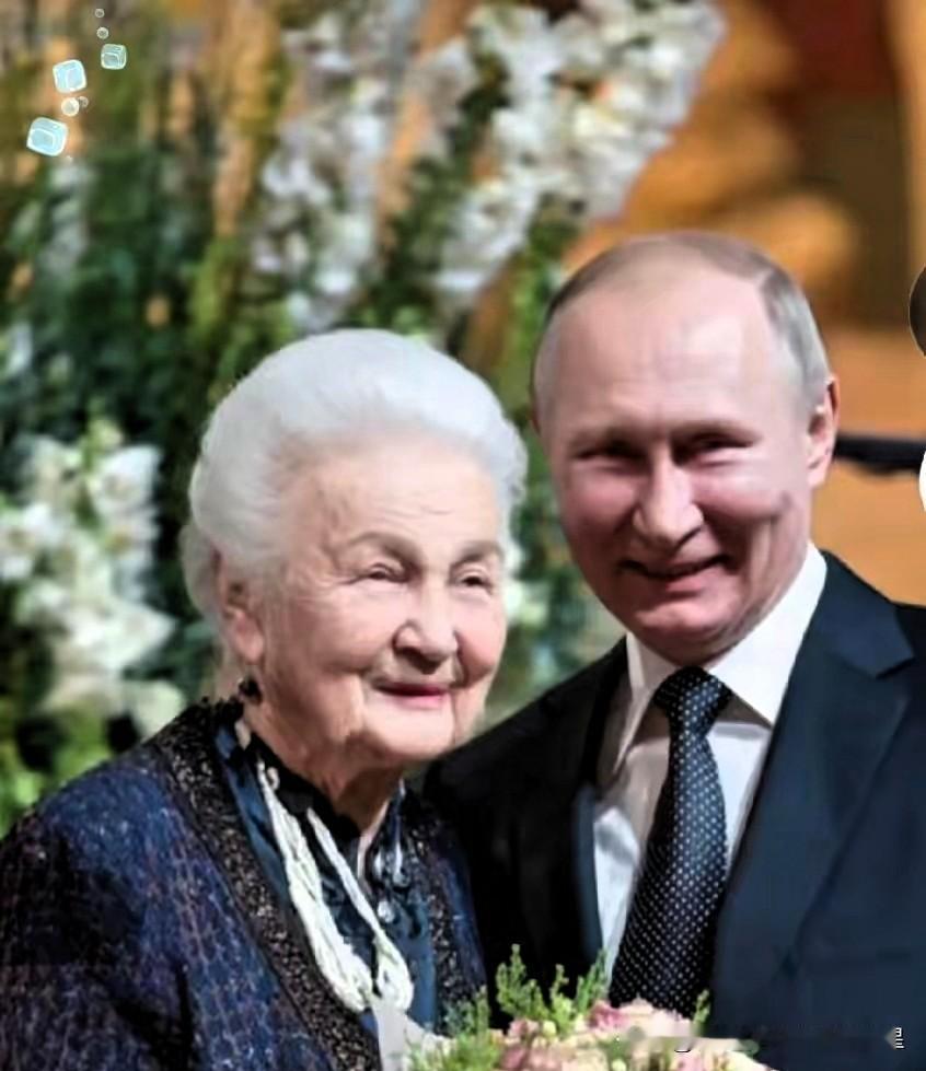 普京大帝的母亲，满头白发，一脸慈祥，她养育了一个强硬不凡的儿子。

大帝的妈妈，
