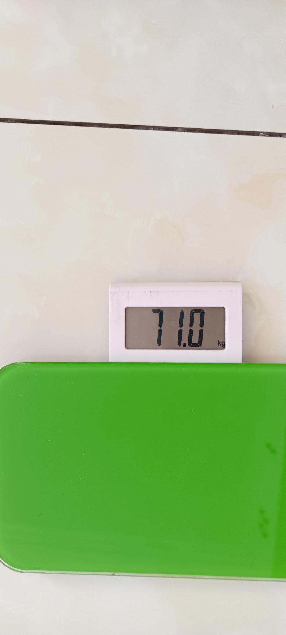 减肥就是管住嘴，迈开腿，昨天特别成功，比前天瘦了一斤。
昨天早饭吃了两个鸡蛋，一