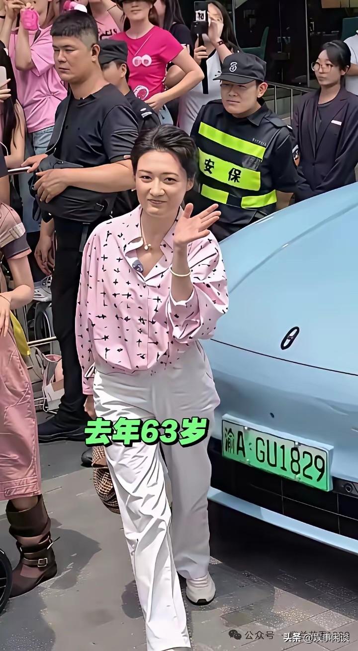 谁敢信这是曾经的央视当家主持人周涛？明明已经63岁，镜头里看着顶多四十出头，状态