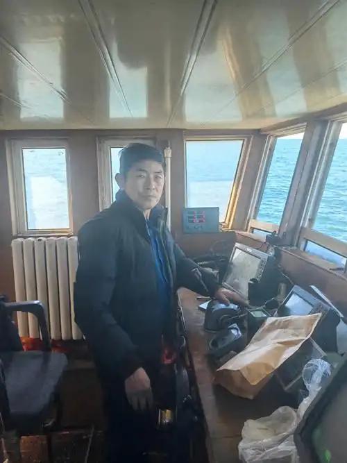 [熊猫]“砍！”青岛船长罗世明，一声吼震得船板都发颤，手里的刀光“唰”地一闪，直