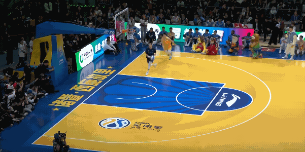 余泽辰这个扣篮竟然给满分真的让人难以接受，评委到底是看在谁的面子打的这样的分数，