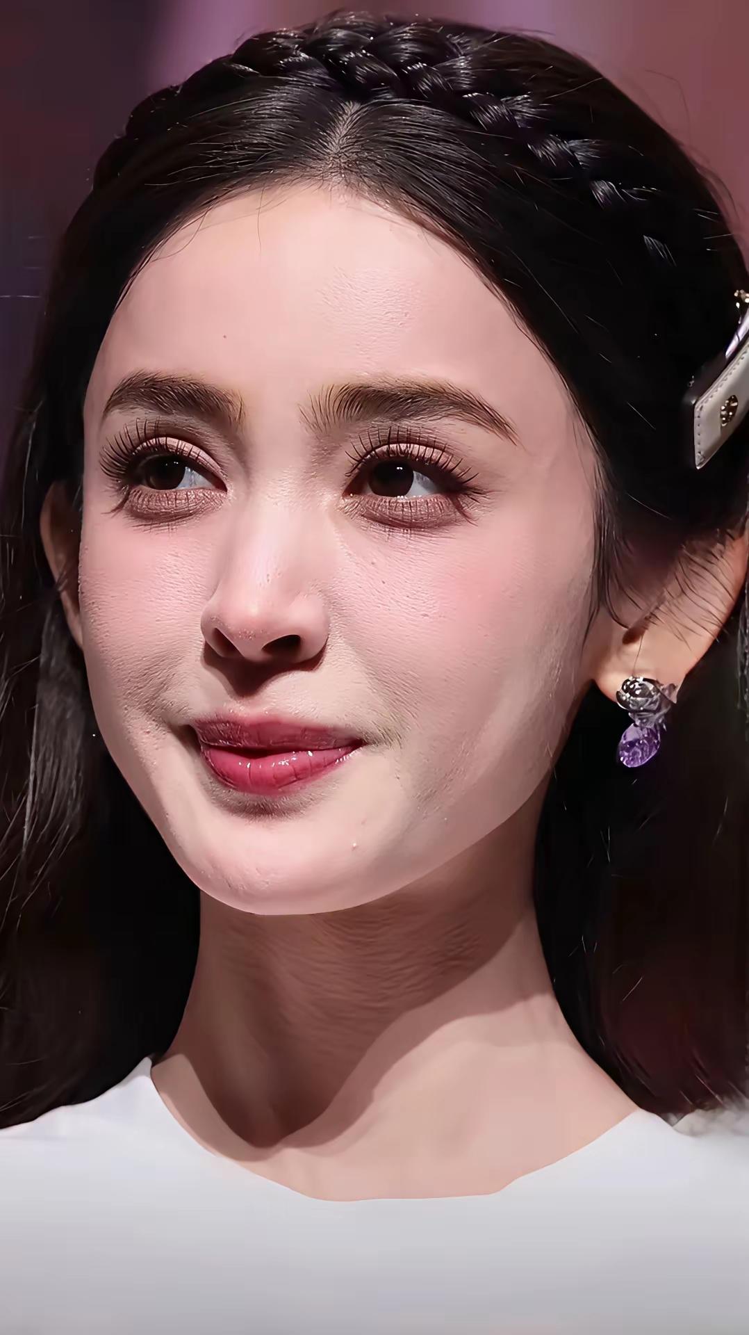 这是刮腻子化妆大法实例展示吗？卡粉很严重了，很可能掉粉。也不给人喷点水，小心裂开