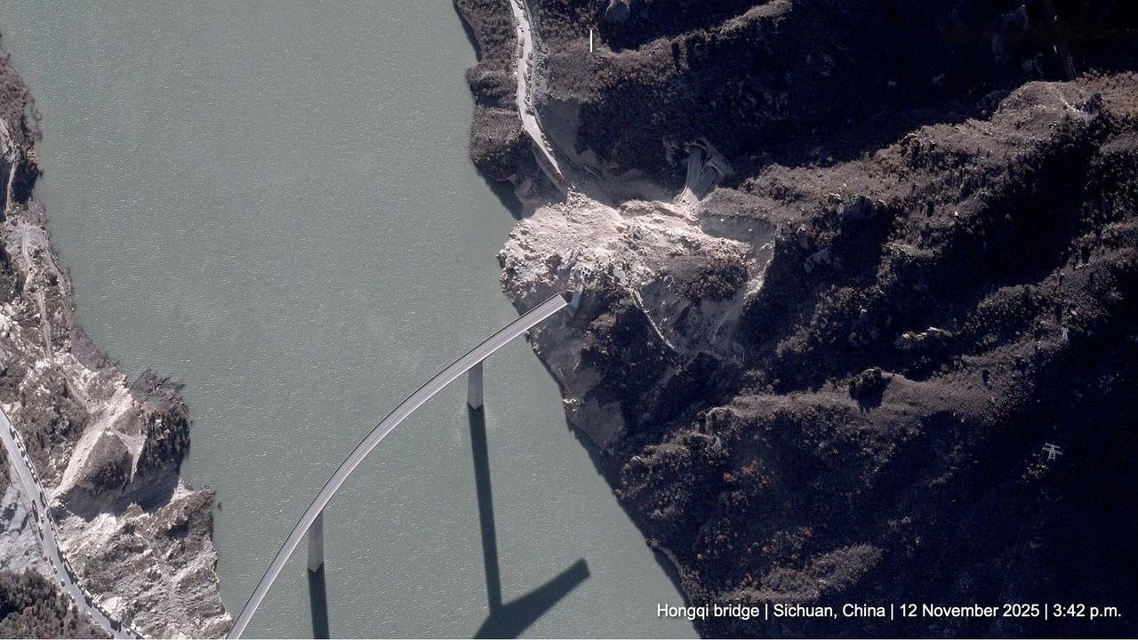 BlackSky Gen-3卫星拍摄到垮塌后的四川阿坝红旗桥，据阿坝州交通运输局
