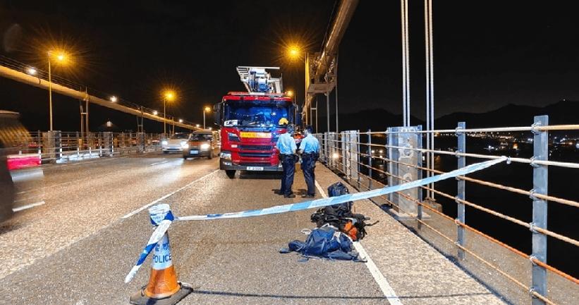 今日（30 日）中午 12 时许，警方接报，称香港青马大桥附近海面有男子载浮载沉