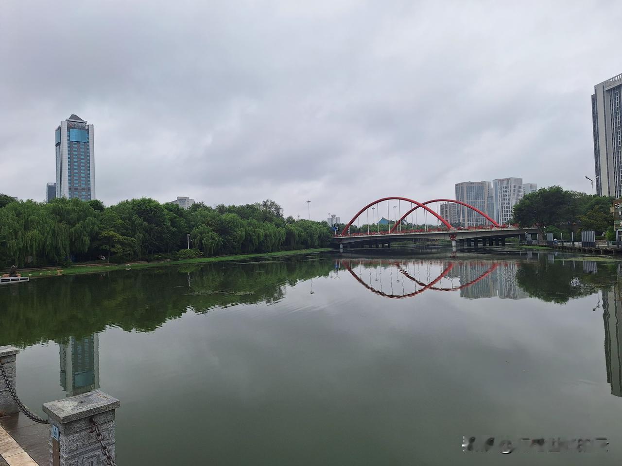 一蓑烟雨任平生。料峭春风吹酒醒。微冷。山头斜照却相迎。回首向来萧瑟处，归去。也无