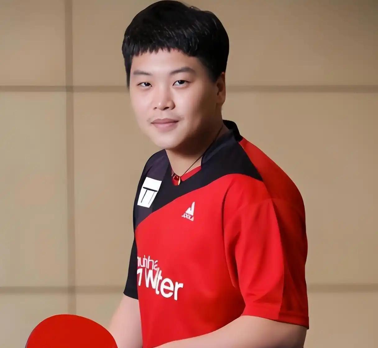 郝帅一针见血的指出林诗栋的弱点，
不是心态不稳，退台严重，
而是林诗栋发力过猛，