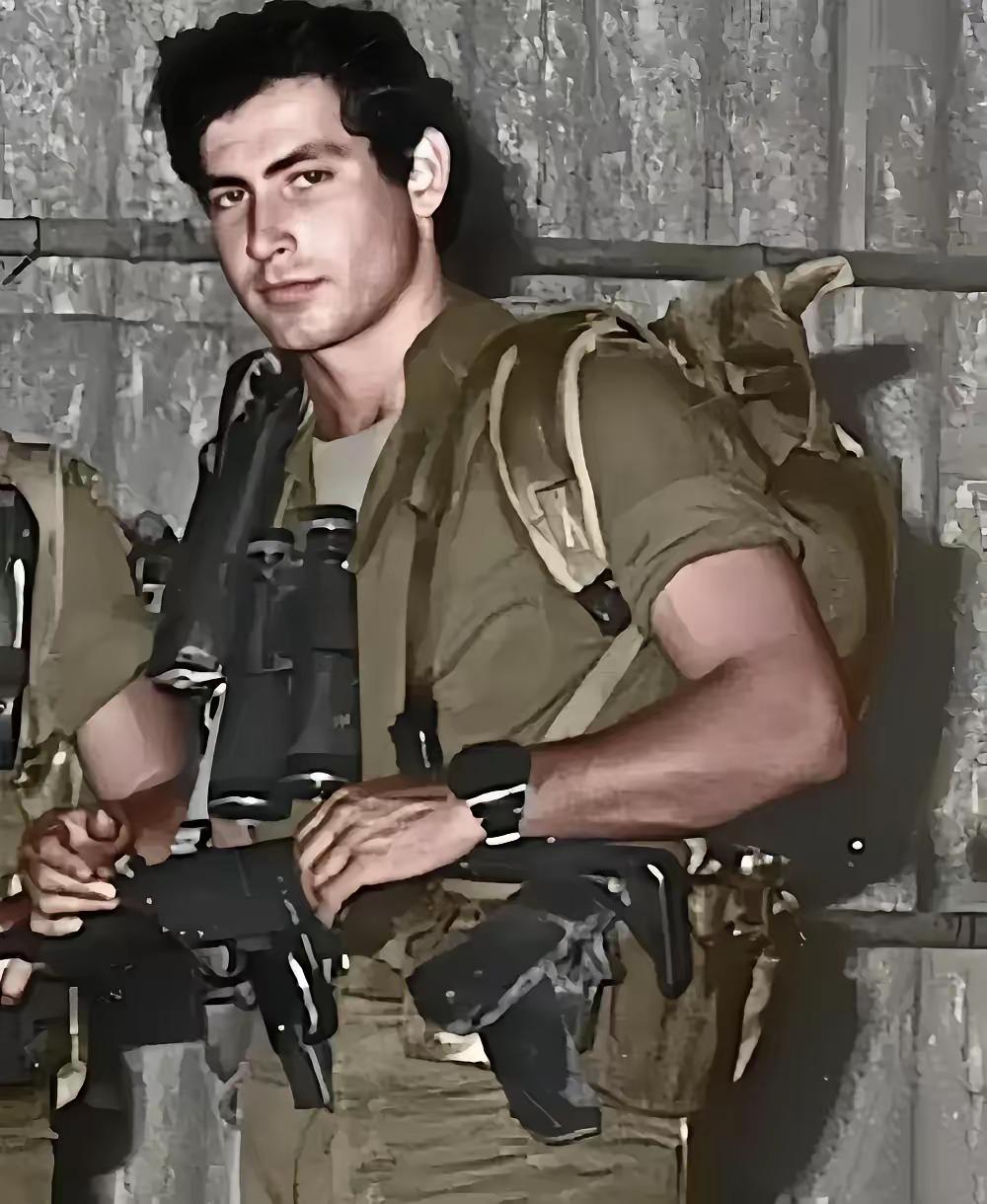 说朱拉尼帅气的人看看内塔尼亚胡年轻时候。
内塔尼亚胡比朱拉尼从青年到中年都帅得多