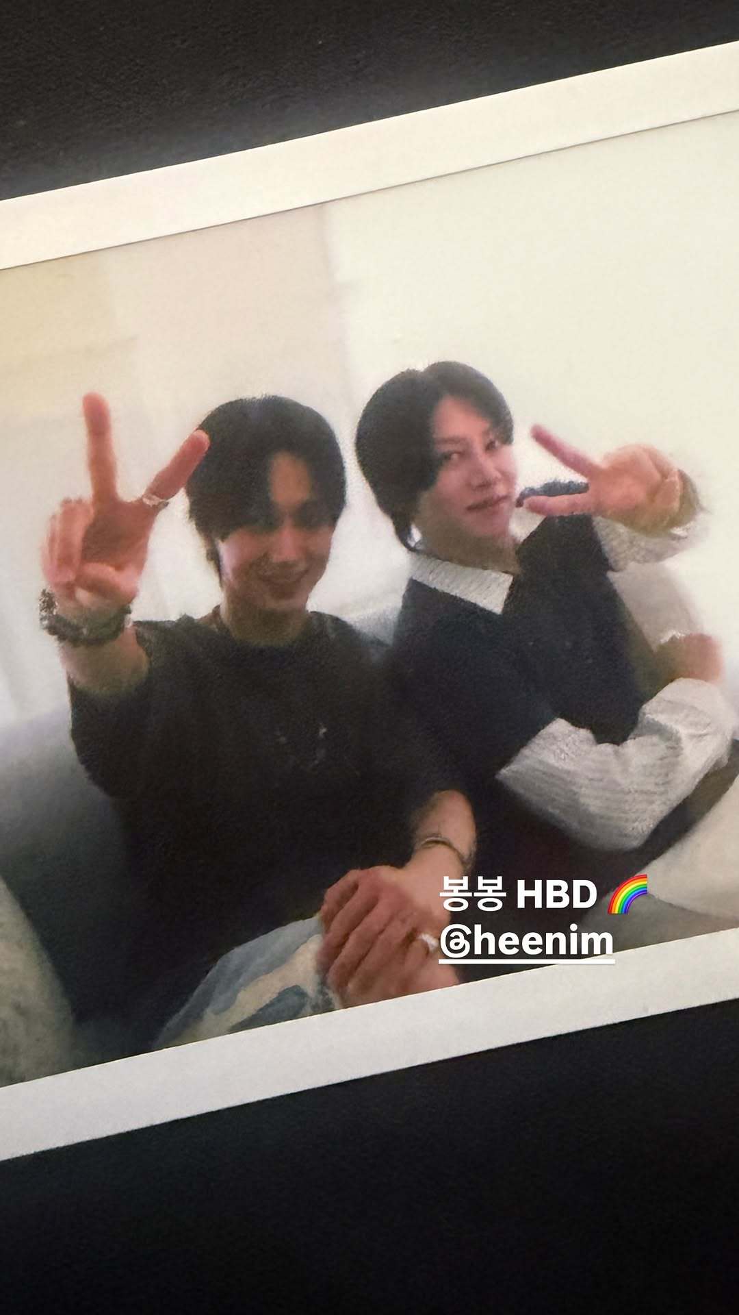 “CB百蓝_。260709金钟云 ins story更新：峰峰HBD🌈 