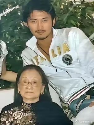 2007年，谢贤母亲谢老太和孙子谢霆锋，一张罕见的合影，拍摄于加拿大温哥华谢家老