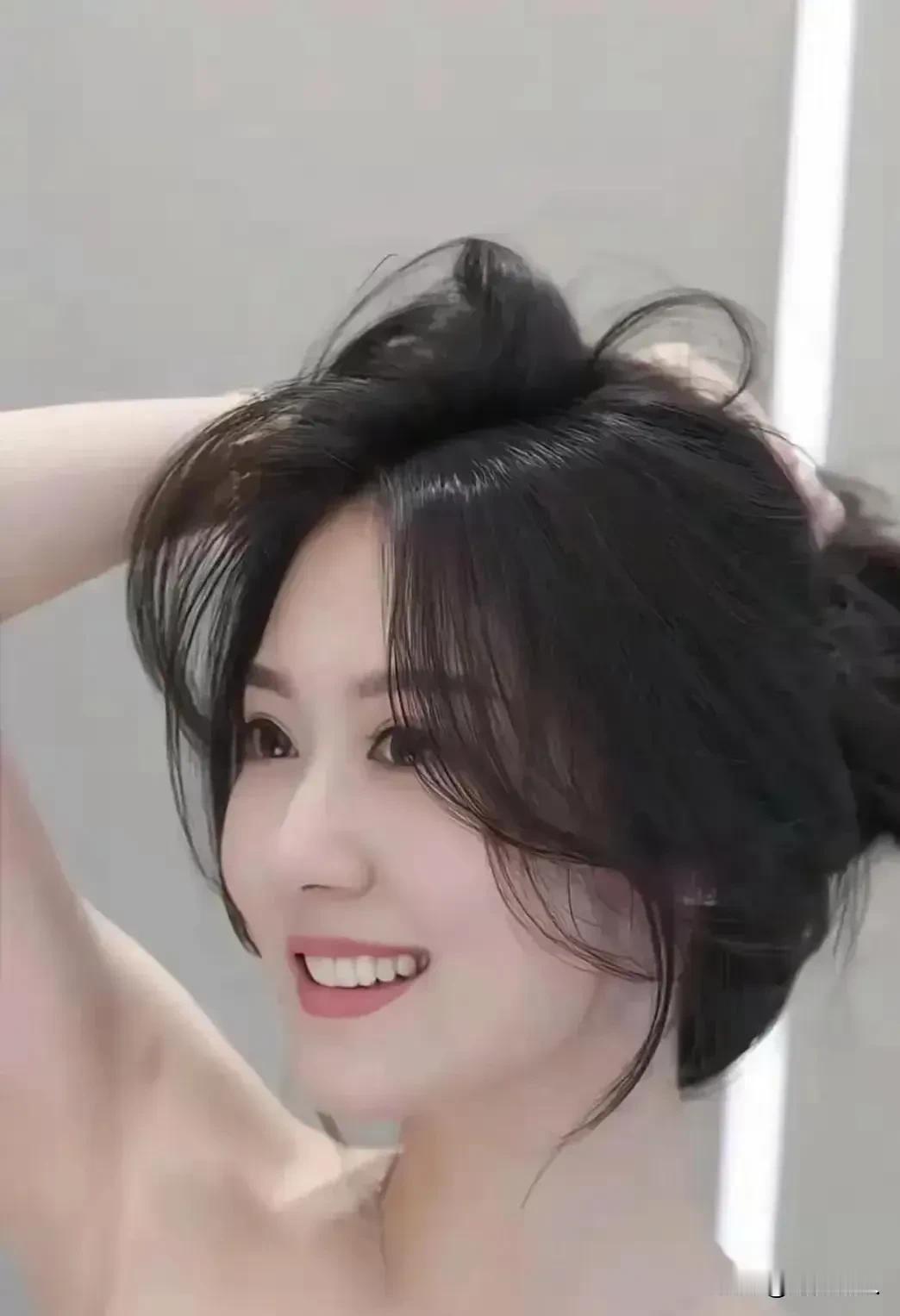 好女人是茅台酒
文/无冕诗人

好女人啊，就如同茅台酒， 岁月里静静酝酿着醇厚。