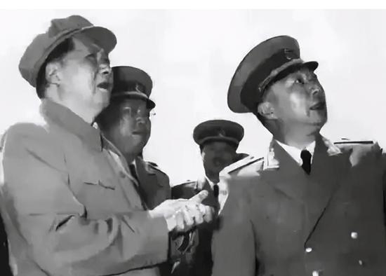 毛主席逝世，杨成武及时向叶剑英转达聂荣臻建议：我们要提高警惕，防范突发事件发生吗