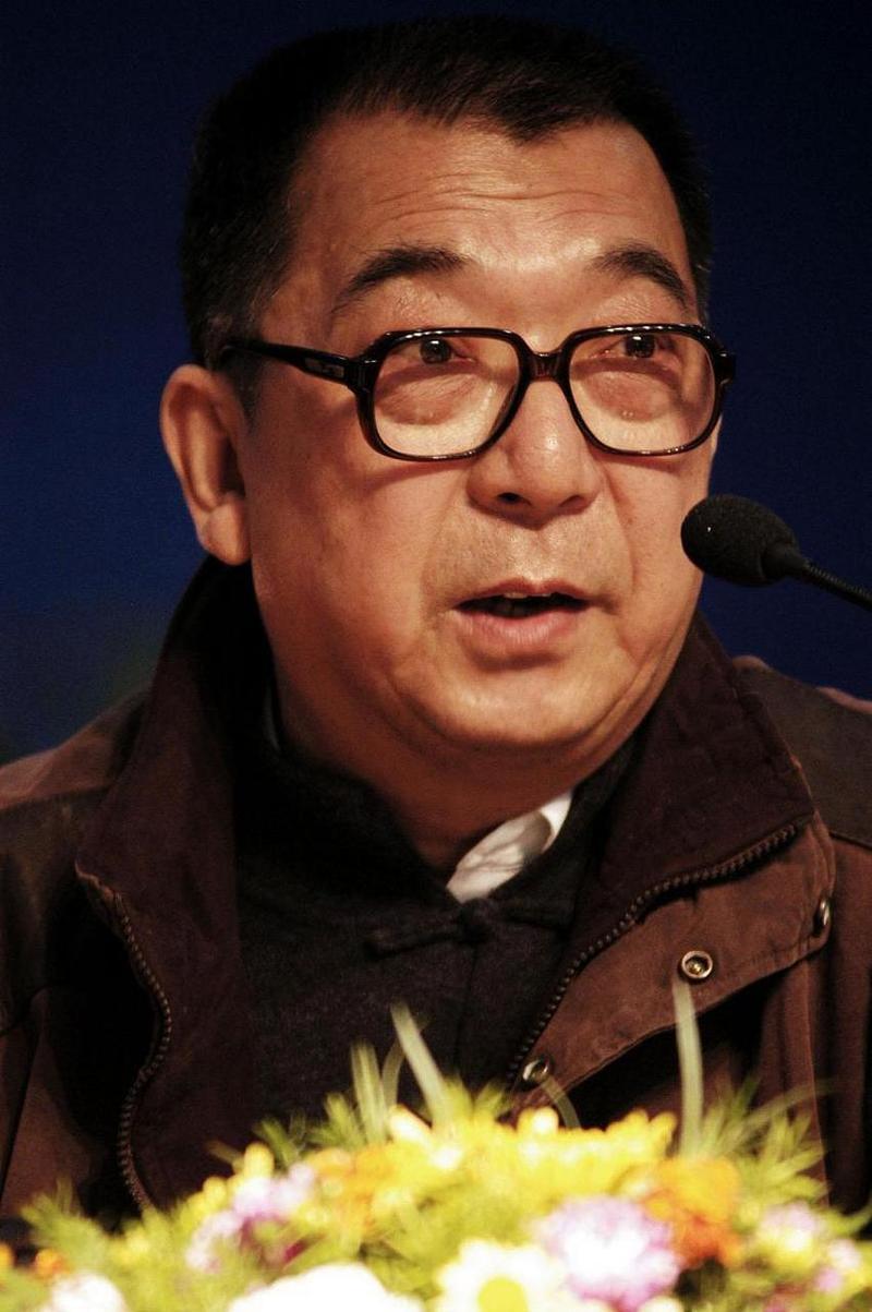郭宝昌说养父比养母大四十二岁，又老又丑，坏事做绝。养母年轻貌美，她却深爱着养父。
