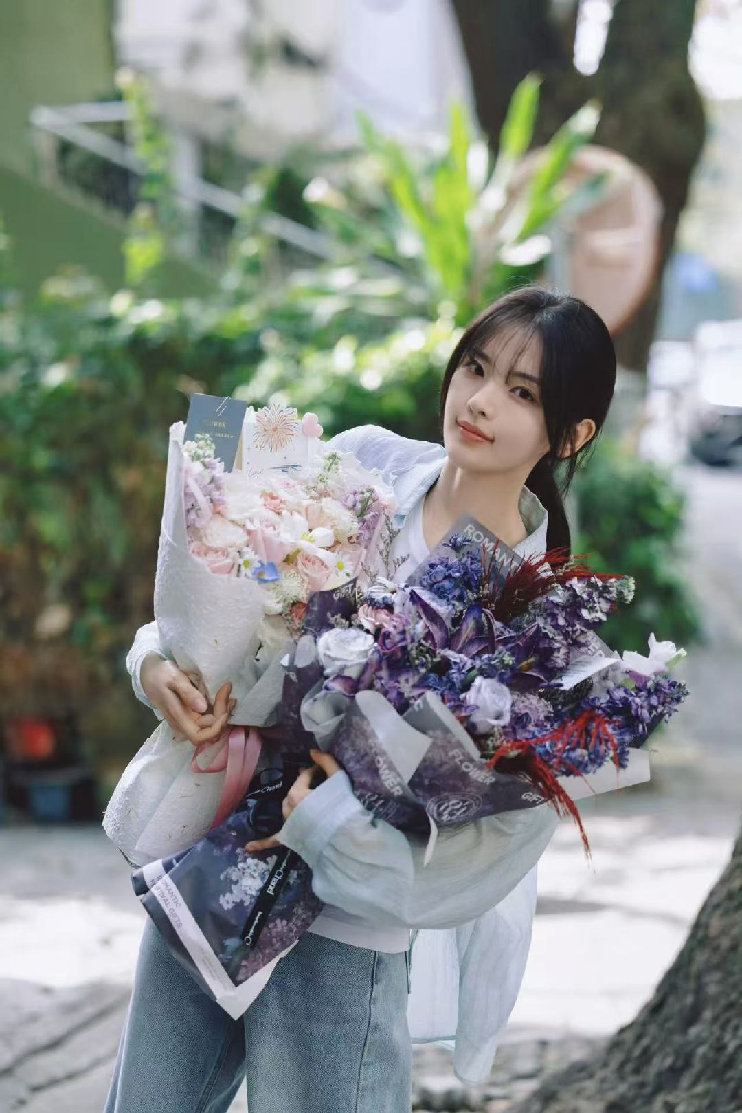 杨超越暂别今天是太阳雨杨超越今天是太阳雨捧花杀青照 杀青大吉！！ 