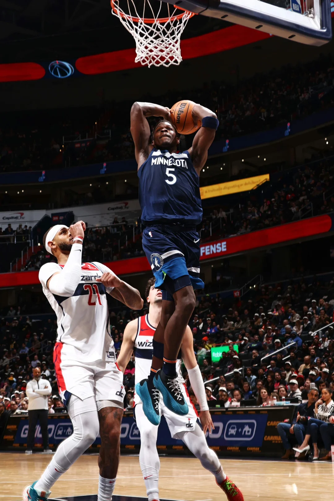 NBA常规赛森林狼客场对阵奇才，森林狼上半场落后奇才2分，他们末节开局扩大14分...