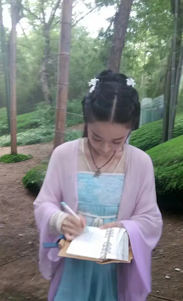 是小骨[泪]没见过的一张！cr.🫘一个老枫子 ​​​