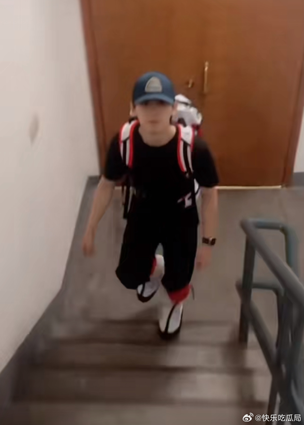 姚琛直播爬300层楼梯 很难不佩服，别人休闲直播，他把直播间当成训练场地 