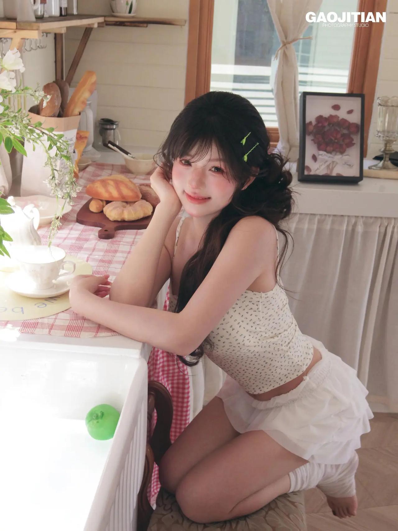 想魂穿这个窗台！阳光、鲜花、还有穿碎花吊带的女孩，这才是春天该有的样子！
初恋脸