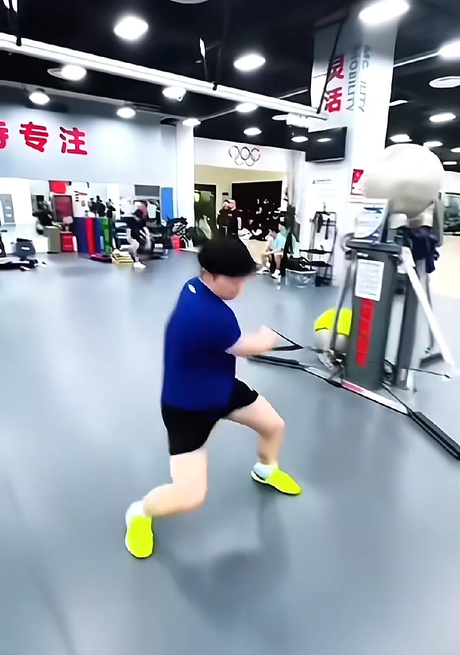 感觉她小腿的淤青越来越明显了，咱也不懂，像这样常年累月造成的伤，将来有没有可能痊