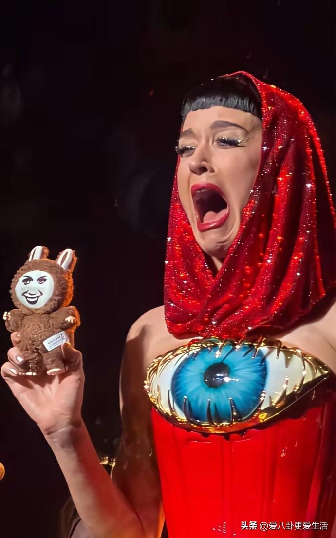 这样的服装没有让人感觉到任何美，只是感觉到惊悚。
谁受得了两只大眼睛这样看着呀？