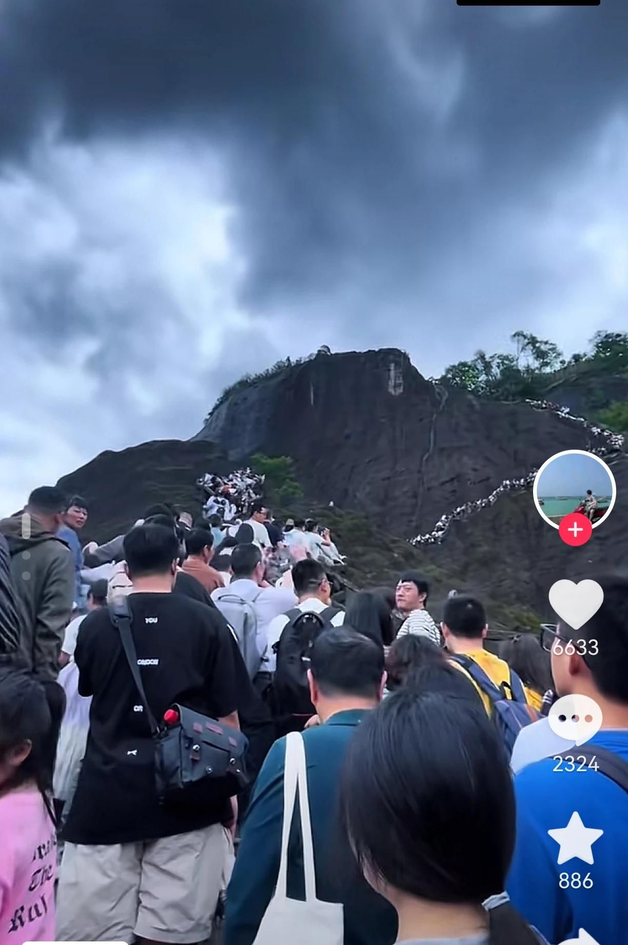 五一小长假，有人欢喜有人愁，福建武夷山天游峰一早就涌入了10万人，一路上密密麻麻