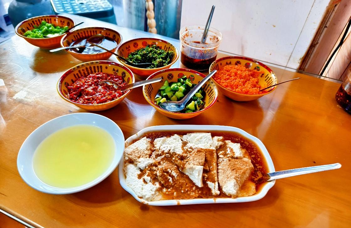 德州美食：撅腚豆腐，是一道很有特色的大运河美食。过去，商贩挑着担子在大运河畔售卖
