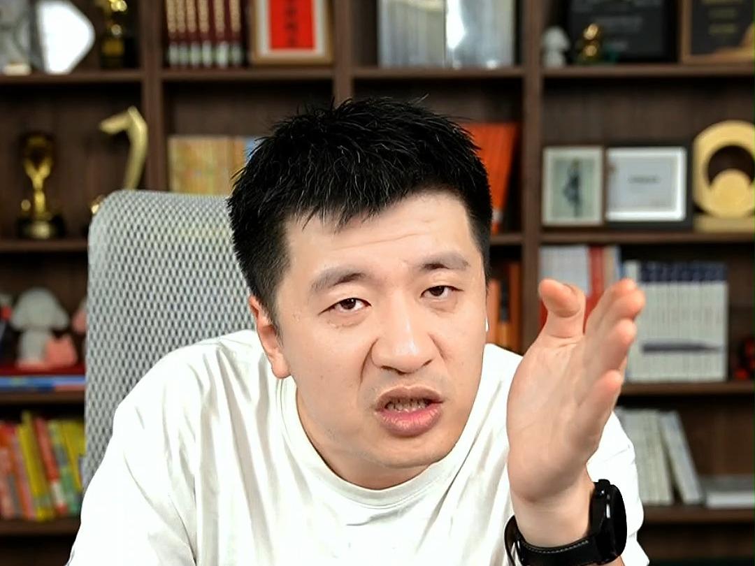 我提一件事，你就知道张雪峰不冤。
他在直播时，揭露银行招聘的潜规则，有些银行专门