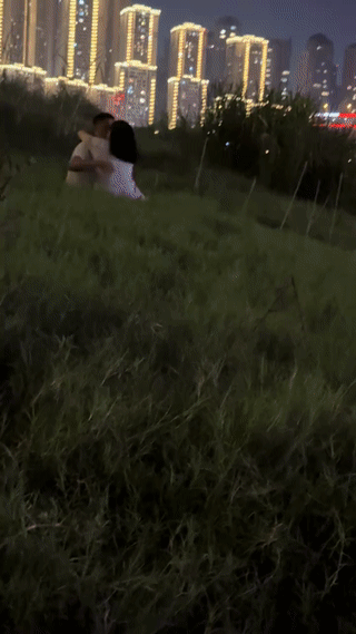 男子晚上一个人在江边钓鱼。
结果却被一对在江边约会的小情侣撒了一把“狗粮”？
虽