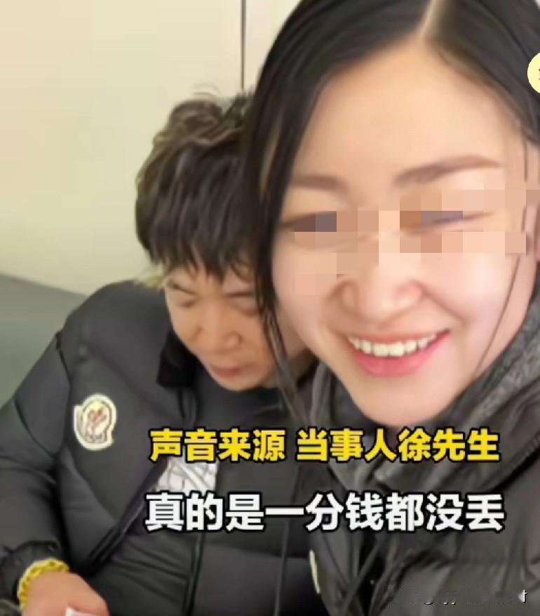 一男子，衣服兜里揣了五万块钱的现金！当他和妻子，走到大街上的时候，他兜里的现金突