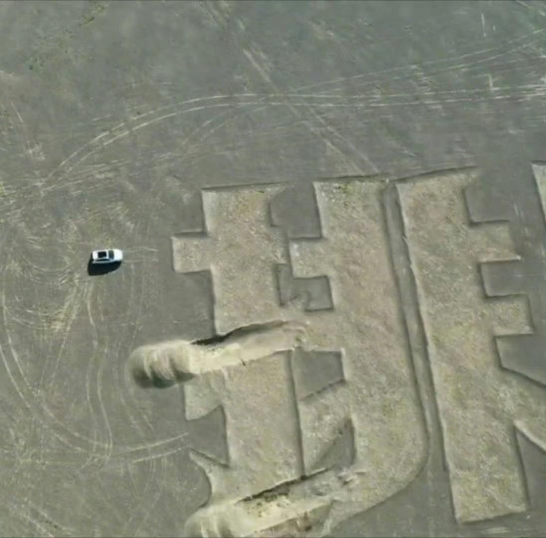 新疆哈密戈壁滩上的5组标语，建设于1968年，由在那里训练的空军学员们和设计者季