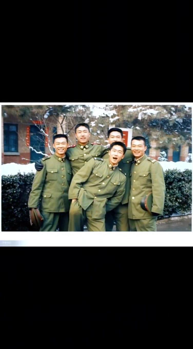 看到老乡战友的合影，突然想起当年一起奋斗的日子。时光匆匆，如今即便在同一个城市，