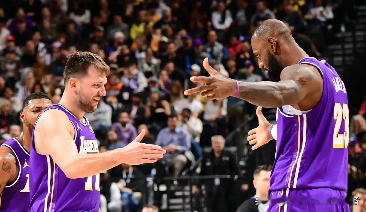 国王53-68湖人！半场詹东组合的表现，太有看点了！
 
1.詹姆斯：年过四十依