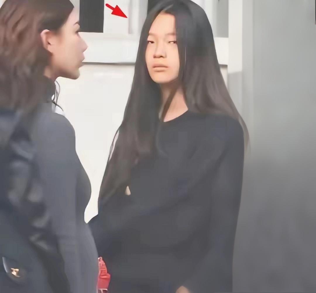 一条动态撕破继母温情假象，
 自大S骤然离世后，玥儿的成长日常便一直牵动着全网网